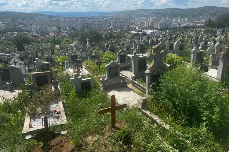 FOTO. Buruieni cât crucile în cimitirul Mănăștur din Cluj. Oamenii bat obrazul Primăriei: „Plătim impozit, dar ți-e frică de șerpi pe aici”