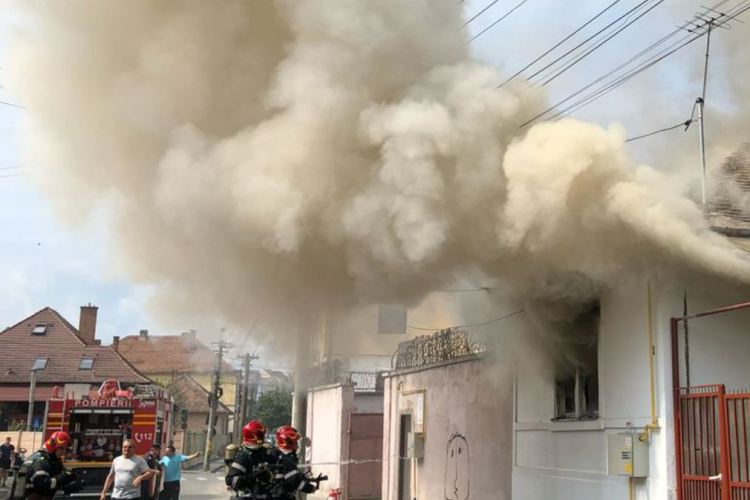 Incendiu în Cluj-Napoca. O casă de pe strada Romulus Vuia a luat foc/Pompierii intervin de urgență FOTO