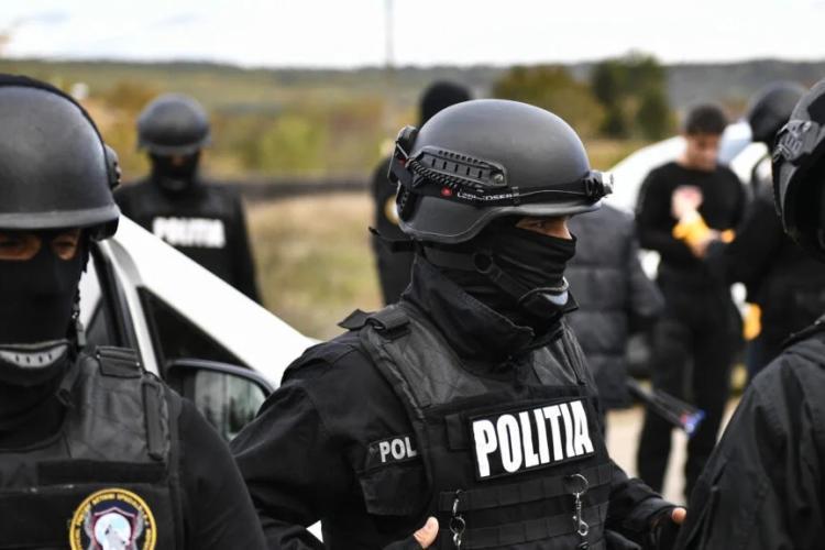 Traficant de substanțe interzise, prins în flagrant în Cluj-Napoca. Polițiștii au găsit peste 20 de kilograme de ,,marfă’’ în casa bărbatului-FOTO 