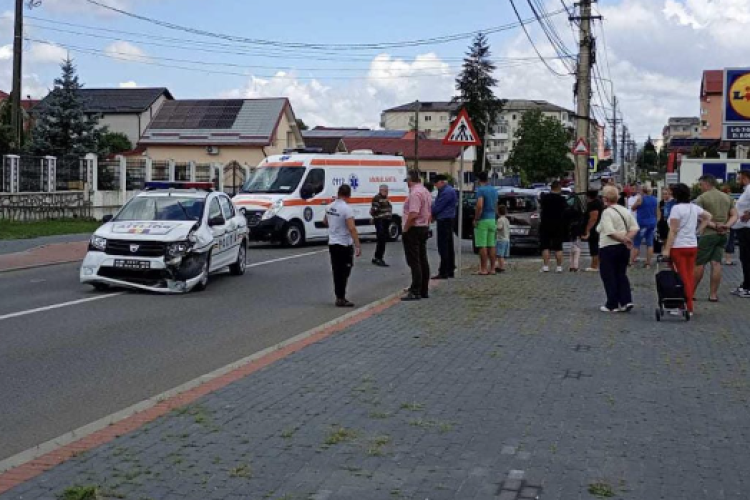 O autospecială de poliție aflată în misiune s-a ciocnit de o mașină pe o stradă din Dej! Doi copii au ajuns la spital după ce șoferul nu s-a asigurat 