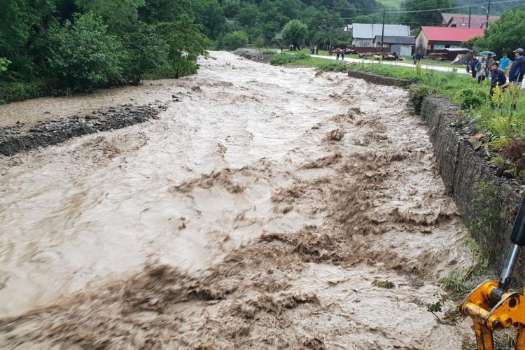 Alertă de inundații: A fost emis un COD GALBEN pe mai multe râuri din Cluj! Scurgeri importante pe versanţi, torenţi şi pâraie