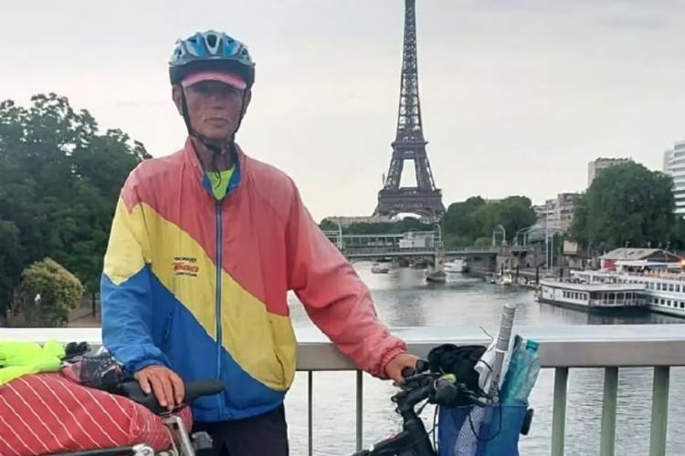 Un sportiv de 70 de ani din Ardeal a parcurs cu bicicleta 2.600 de km pentru a ajunge la deschidera JO de la Paris