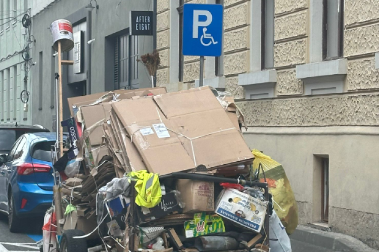 E fain la Cluj! Locurile de parcare pentru persoanele cu dizabilități ocupate de un munte de gunoaie - FOTO 