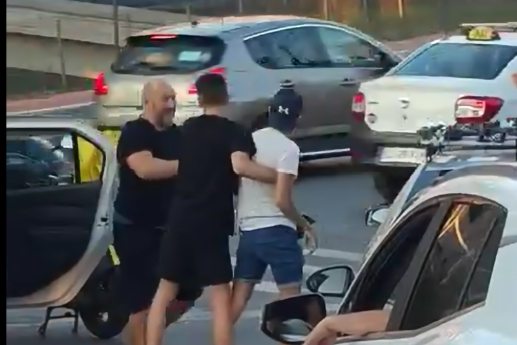 VIDEO Bătaie în trafic în Piața Cipariu din Cluj-Napoca. Un curier Glovo și un bărbat dintr-un taxi implicați în altercația violentă