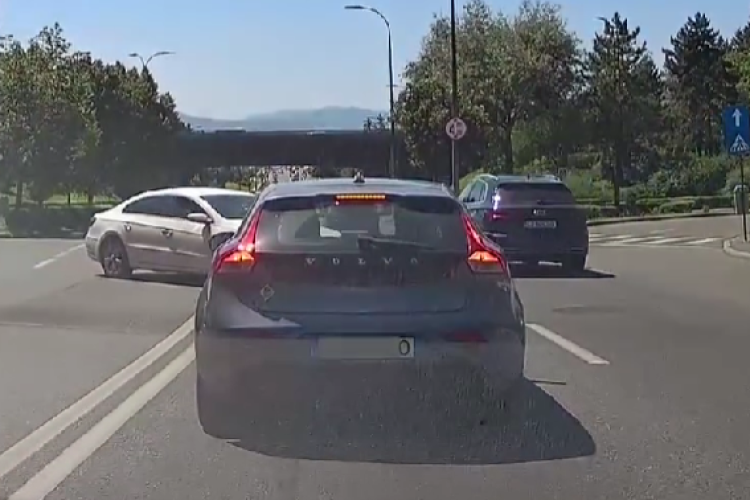 În Cluj-Napoca nu se ține cont de regulile de circulație. Șofer surprins în timp ce se întoarce pe dublă linie continuă:,,A făcut și el o românească”-VIDEO