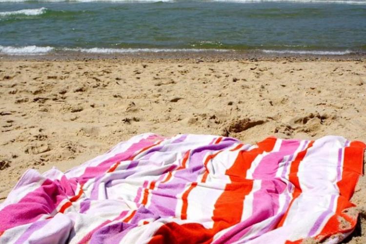 Prețuri nebune pe litoralul românesc! Pe unele plaje plăteşti şi dacă stai pe cearşaf: „200 de lei pe zi, să-i decurajăm”