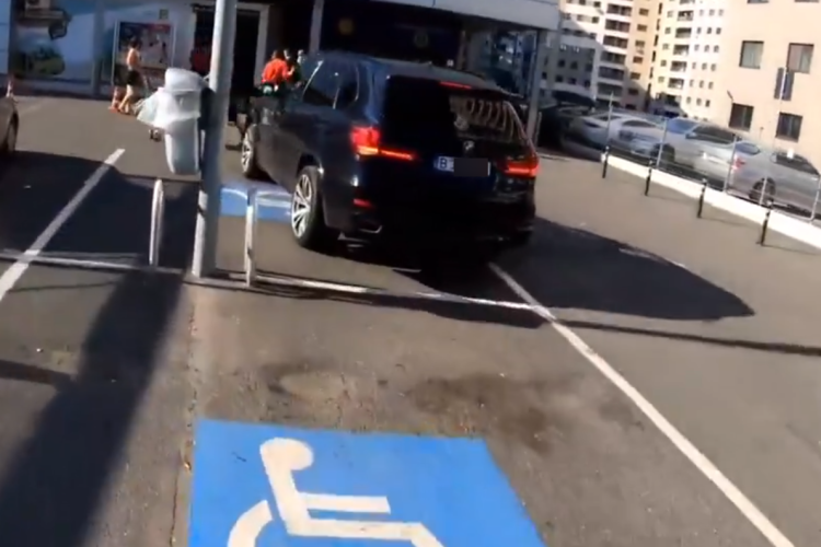 Biciclist jignit și batjocorit de un șofer de BMW după ce și-a parcat mașina pe locul destinat persoanelor cu dizabilități: „Ești bolnav psihic?” - VIDEO