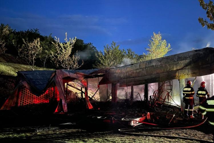 Incendiu în Cluj-Napoca! O cabană a ars din temelii. De la ce a pornit totul - FOTO 
