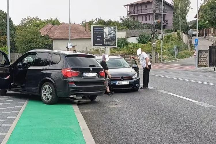 Un BMW cu numere de Cluj a provocat un accident rutier în Alba Iulia. Nu a acordat prioritate unui Volkswagen 