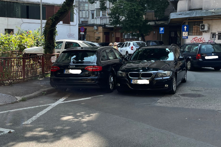 ,,Când e frate lângă frate Clujul se dă la o parte” - Doi șoferi ,,s-au întrecut” în parcări neinspirate pe o stradă din Cluj-Napoca - FOTO 