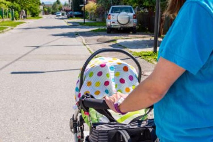 Își riscă viața în fiecare zi! Mămică din Cluj-Napoca, nevoită să-și plimbe copilul printre mașini pentru că străzile sunt inaccesibile pentru cărucioare