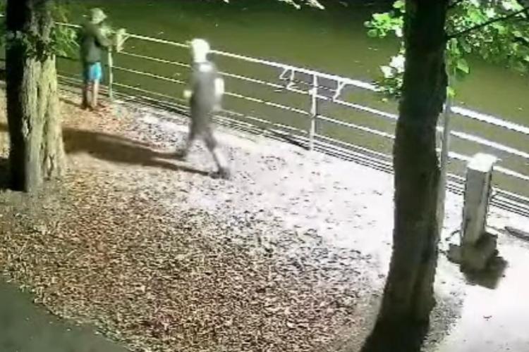 Vandalism surprins pe camerele de supraveghere! Doi tineri au făcut prăpăd într-un parc din Cluj. Au aruncat tot ce le-a căzut în mână în lac - VIDEO