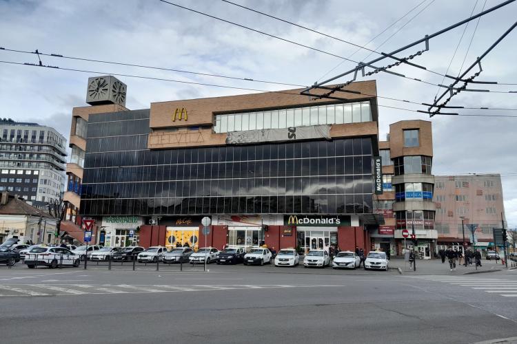 Cluj: Șofer „turmentat”, condamnat la închisoare după ce a provocat un accident în Piața Mihai Viteazul și a fugit. S-a scuzat că a băut numai 3 beri