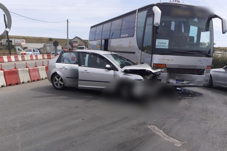 Cluj: Accident la intrare în Turda! Un autocar cu zeci de copii s-a ciocnit cu o mașină/Intervine ISU Cluj