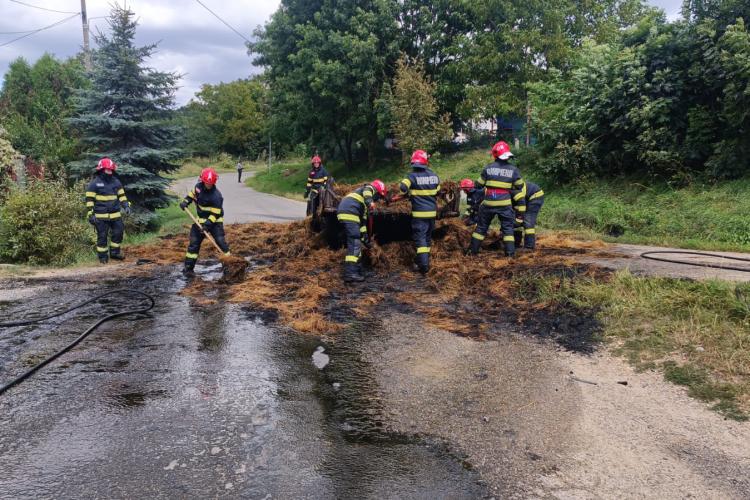 Flăcările au mistuit aproximativ 500 de kilograme de fân într-o comună din Cluj. Incendiul a pornit de la o remorcă