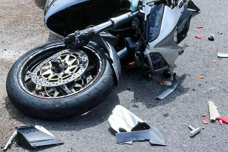 Accident pe o stradă din Cluj-Napoca! Un șofer din Oradea nu a păstrat distanța regulamentară și a lovit un motociclist 