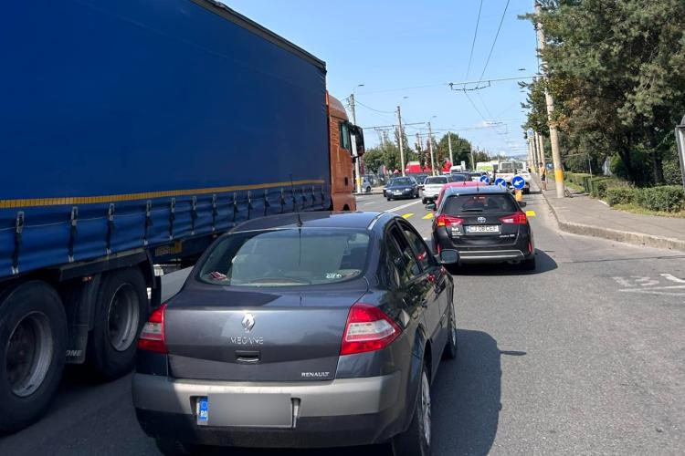 Coloană pe strada Traian Vuia din Cluj-Napoca. Se circulă doar pe o bandă din cauza lucrărilor 