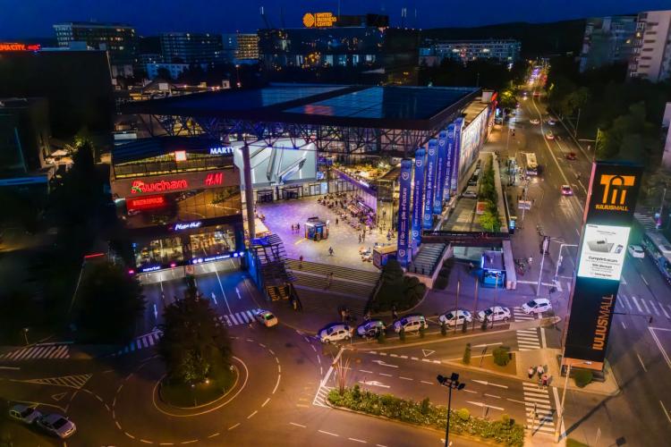 A fost montat unul dintre cele mai mari ecrane LED din Europa, la Iulius Mall Cluj