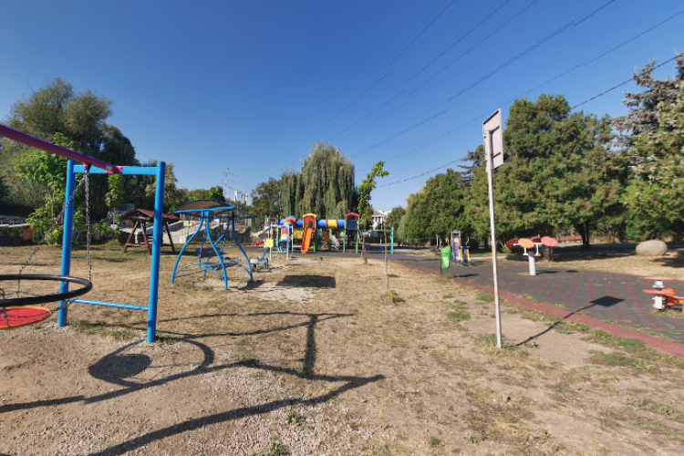 Un parc din Cluj a devenit loc de întâlnire pentru minorii care beau și fumează! Zona este frecventată de familii cu copii mici: Nu e ok sa vadă așa ceva