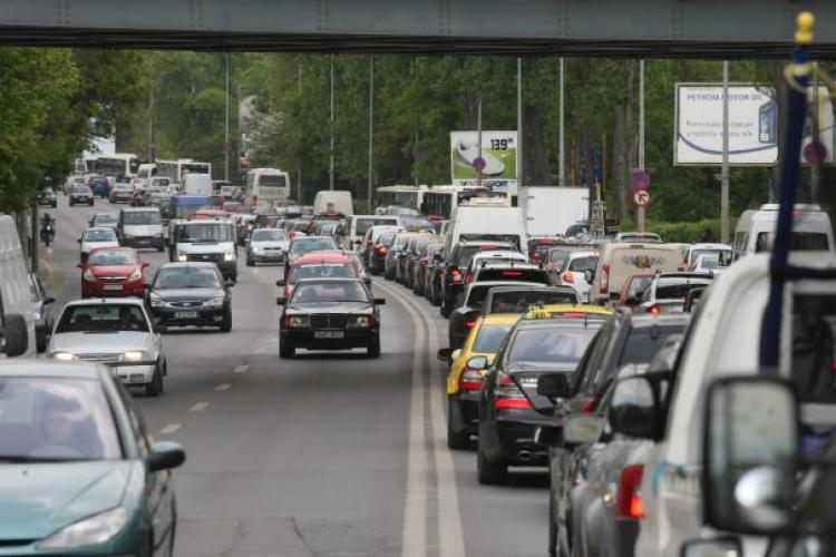 Trafic paralizat pe un drum din Ardeal! Un camion s-a stricat și a rămas blocat pe carosabil, afectând ambele benzi de circulație