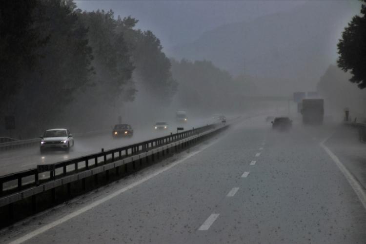 Baltă uriașă pe Autostrada Transilvania, după furtuna din Cluj! Șoferii sunt sfătuiți să reducă viteza și să nu bruscheze comenzile volanului