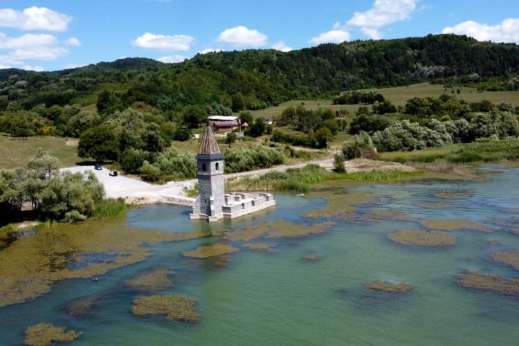 Biserică scufundată de comunişti, reconstruită pe un lac din inima Ardealului. A fost singura rămasă deasupra apelor, iar acum turiștii o pot vizita