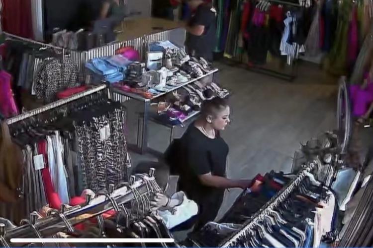 Clujeancă „pasionată” de modă, filmată în timp ce fură o geantă de 630 de lei: „Doamnă, ați plecat fără să plătiți! Bun exemplu dați copilului”