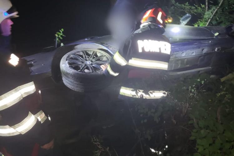 Cluj -Accident grav azi-noapte la Băișoara. Doi tineri de 20 de ani s-au răsturnat cu mașina și au fost duși de urgență la spital -FOTO