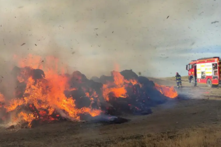 Flăcările au cuprins mai bine de 5 de hectare de vegetație uscată într-o comună clujeană! Focul s-a extins la zeci de baloți de paie - FOTO 