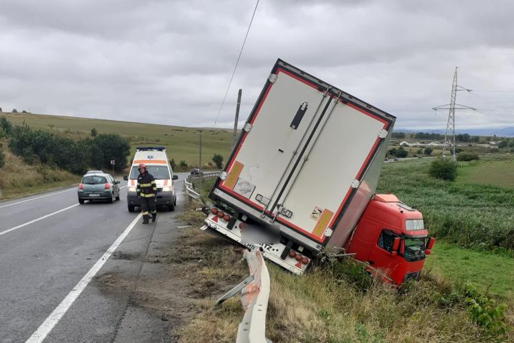 Tir răsturnat în afara părții carosabile într-o comună din Cluj. Medicii intervin cu două autospeciale 