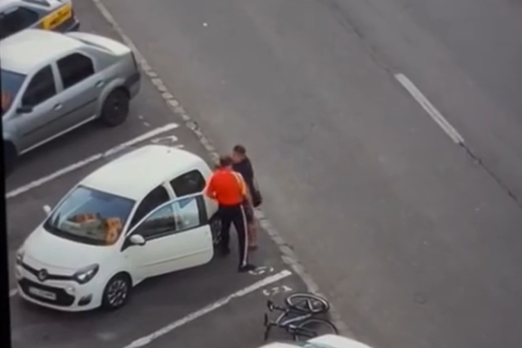 VIDEO Scandal în trafic în cartierul clujean Mănăștur. Implicați: un biciclist și un șofer, despre care se spune că ar fi colonel/ Informație neoficială