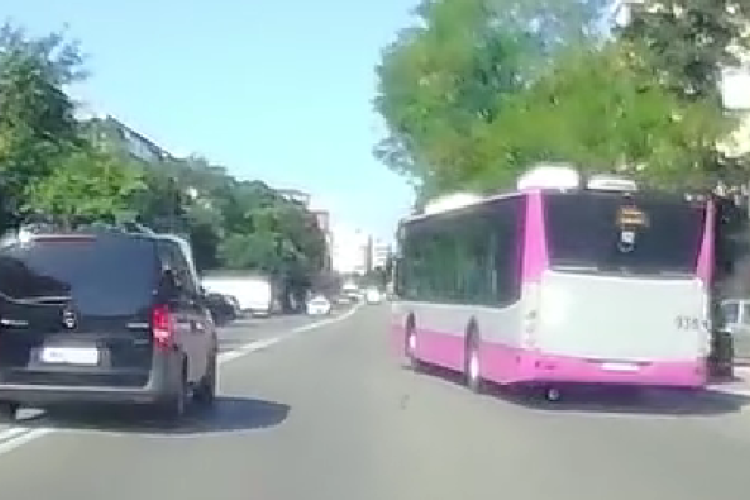 Mașină cu numere MAI filmată când depășește pe dublă linie continuă un autobuz care iese din alveolă:,,Trimite filmarea la poliție” - VIDEO