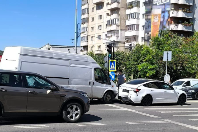 Accident rutier în zona podului Calvaria. O dubiță a lovit o mașină Tesla