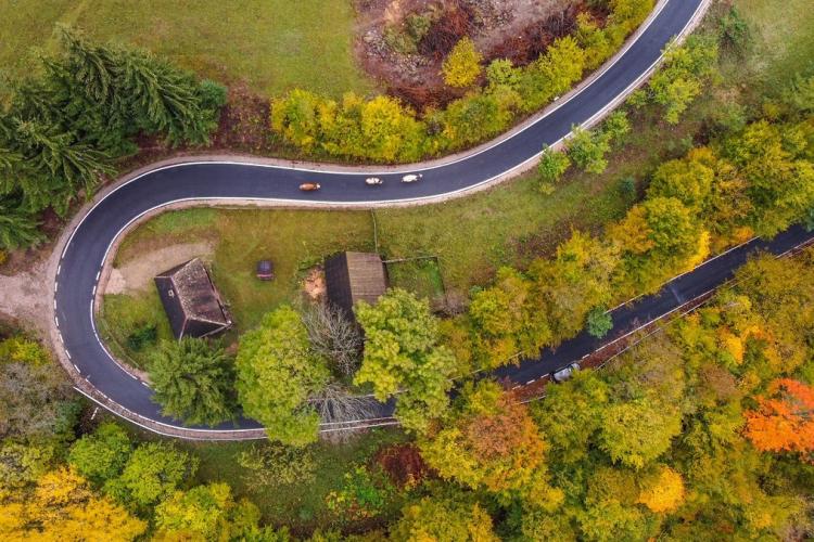 Se repară un drum care asigură accesul spre o zonă turistică a Clujului