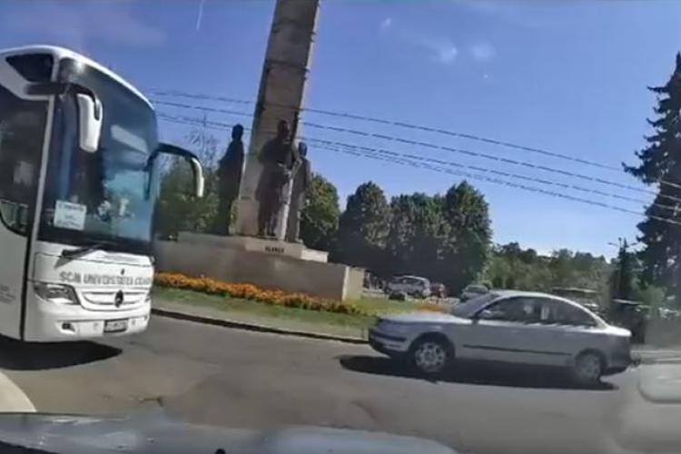 Autocarul Universității Craiova, filmat circulând pe contrasens in Cluj-Napoca VIDEO