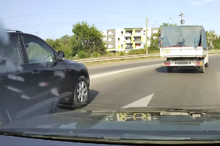 Cluj: Un șofer i-a tăiat calea într-un sens giratoriu unui autoturism, apoi s-a oprit să îi arate gesturi obscene: ,,Mai faci și țărănisme” - VIDEO