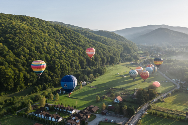 Admiră peisajul de la înălțime, dintr-un balon cu aer cald, la parada baloanelor pe cer. Unde și când să fii pentru o experiență de poveste FOTO