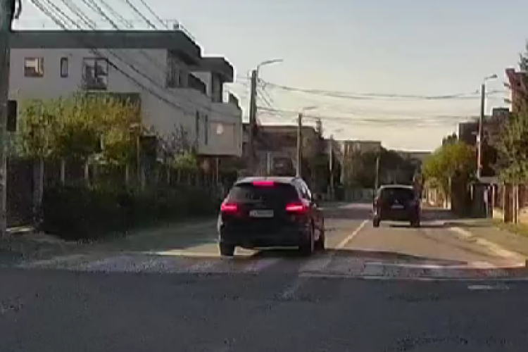 Șofer surprins în timp de depășește pe linie continuă și o trecere de pietoni pe o stradă din Cluj: ,,Tot ajungem deodată” - VIDEO