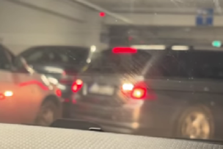 Un șofer clujean începător a lovit o mașină de mai multe ori în parcarea de la Iulius Mall, apoi s-a făcut nevăzut: ,,A plecat pur și simplu” - VIDEO