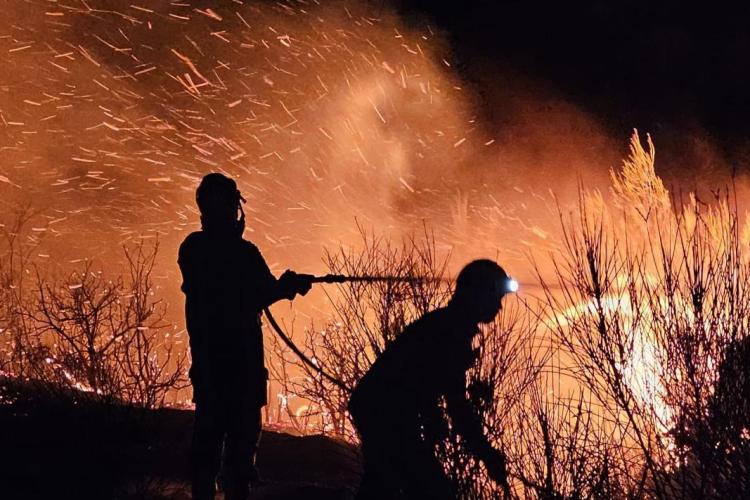 Un pompier român a fost rănit la nivelul feței în Grecia. Incendiile fac ravagii în mai multe localități