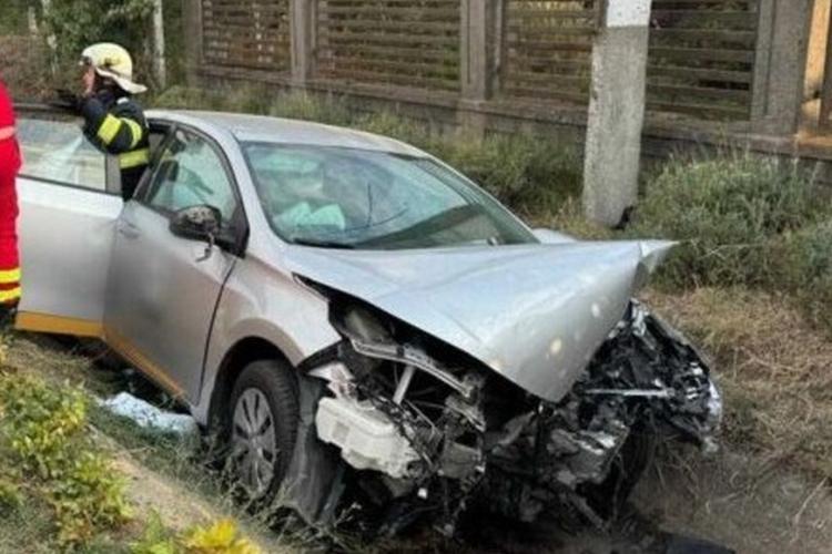 A adormit la volan și a intrat cu mașina într-un cap de pod. Cum s-a petrecut accidentul din Ardeal în care o tânără a suferit stop cardio-respirator FOTO