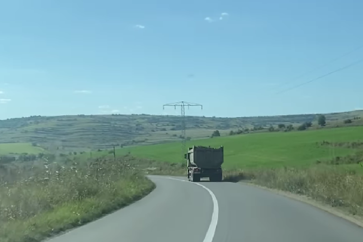 Basculantă plină cu piatră filmată în timp ce circulă fără prelată pe un drum din Cluj: ,,Efectiv săreau bolovanii pe carosabil” - VIDEO