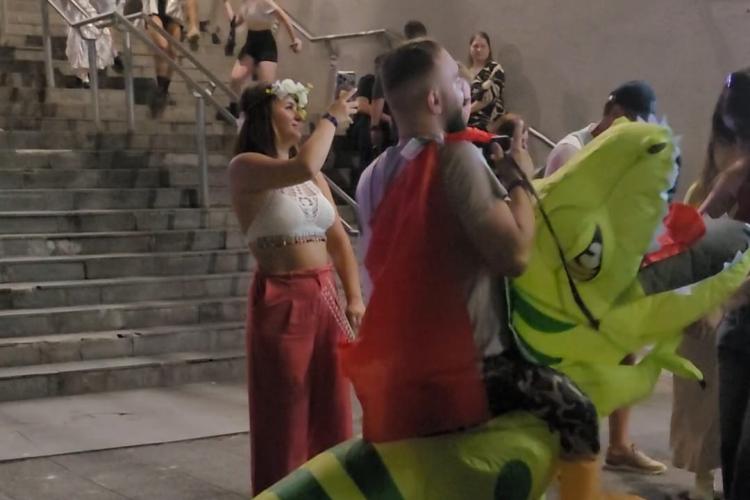 VIDEO. Nu doar femeile au impresionat cu ținutele extravagante la festivalul Clujului. Un tânăr costumat în dinozaur a rupt tiparele la UNTOLD