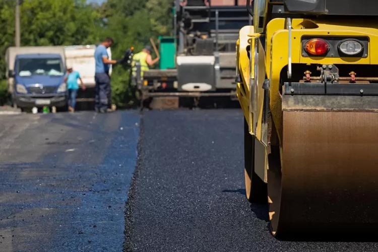 Lucrări de asfaltare pe o stradă din Florești! Traseul autobuzului M22, deviat temporar