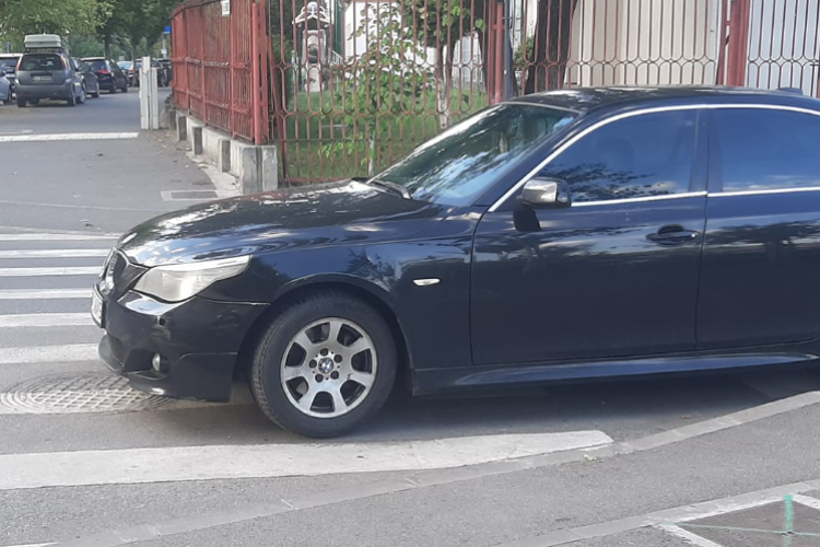 Un șofer și-a parcat BMW-ul pe jumătate din trecerea de pietoni de pe o stradă din Cluj-Napoca