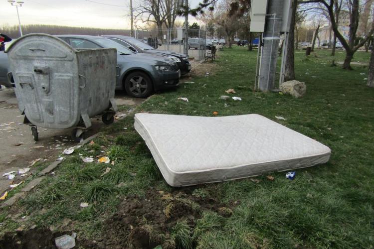 Un nou „camping” improvizat de oamenii străzii, lângă un bloc din Cluj-Napoca: „Împânzesc locul, și-au adus o saltea. Mi-e teamă”