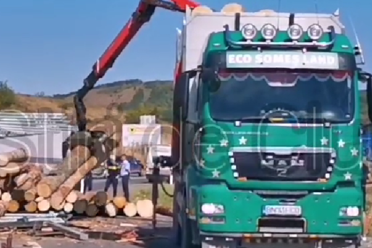 Cluj: Zeci de bușteni au căzut pe drum după ce un camion s-a răsturnat pe centura Vâlcele-Apahida. Autoritățile se chinuie să elibereze zona-VIDEO