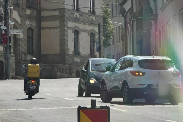 Cluj: Un șofer și-a făcut propriile reguli de circulație! A schimbat sensul de mers de pe Babeș. Confuz, livratorul pe scuter s-a luat după el - FOTO 