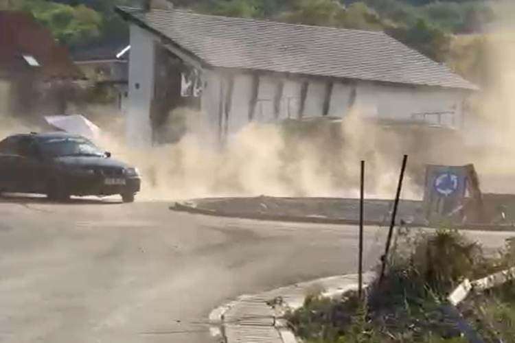 VIDEO: Au înnebunit clujenii! Drifturi în sensul giratoriu făcute de un clujean de 33 de ani/ A rămas fără permis 