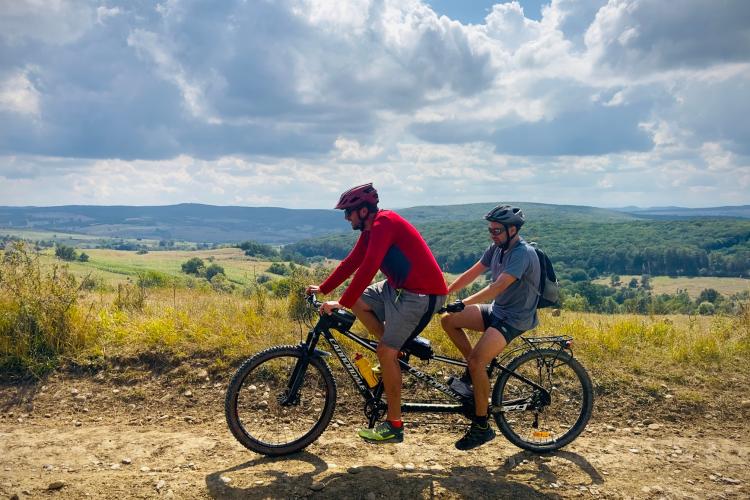 Patru nevăzători vor pedala pe Via Transilvanica timp de 10 zile: „Echipa noastră va depăși barierele fizice și sociale”